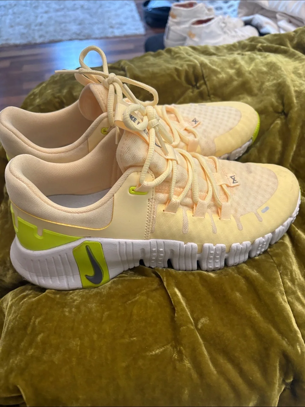 Pale Yellow Metcon-Style Athletic Sneakers